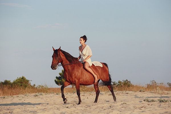 pretty-prewedding-session-horses_09