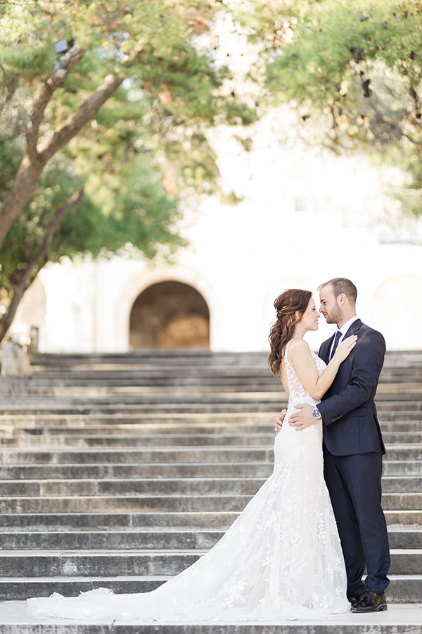 romantic-summer-wedding-athens-dusty-blue-flowers_01