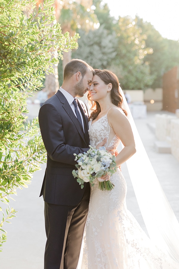 romantic-summer-wedding-athens-dusty-blue-flowers_01x