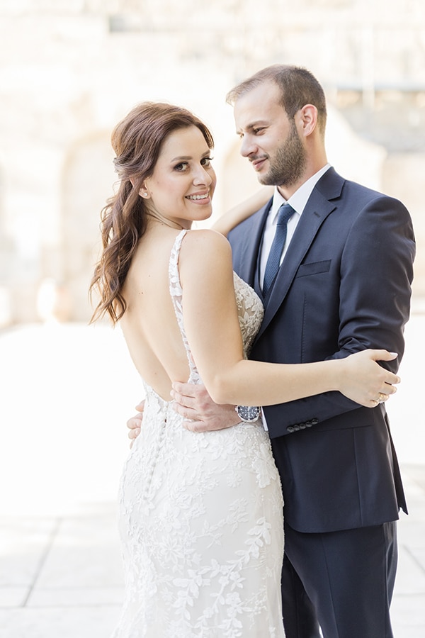 romantic-summer-wedding-athens-dusty-blue-flowers_03x