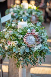 Εντυπωσιακός στολισμός λαμπάδας με πρωτέα και ευκάλυπτο Εντυπωσιακός στολισμός λαμπάδας με πρωτέα και ευκάλυπτο