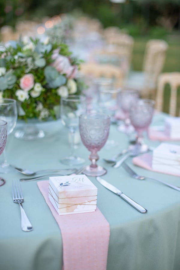 Όμορφο κουτάκι για μπομπονιέρα σε λευκές και ροζ αποχρώσεις Όμορφο κουτάκι για μπομπονιέρα σε λευκές και ροζ αποχρώσεις