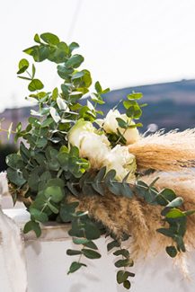 Εντυπωσιακή ασύμμετρη νυφική ανθοδέσμη με μποέμ στυλ