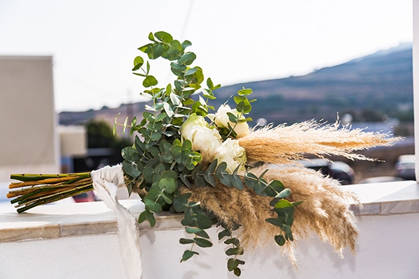 Εντυπωσιακή ασύμμετρη νυφική ανθοδέσμη με μποέμ στυλ