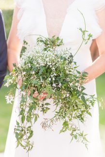 Ασύμμετρη νυφική ανθοδέσμη με baby breath Ασύμμετρη νυφική ανθοδέσμη με baby breath