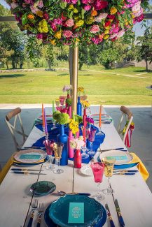 Στολισμός τραπεζιού δεξίωσης με τις πιο πλούσιες colorful ανθοσυνθέσεις