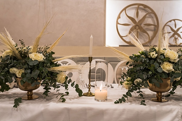 Boho στολισμός τραπεζιού δεξίωσης γάμου με πλούσιες ανθοσυνθέσεις