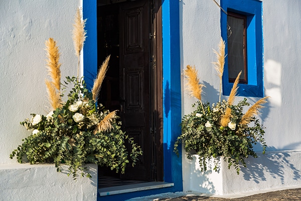 Στολισμός εισόδου εκκλησίας με εντυπωσιακές ανθοσυνθέσεις από dried flowers και πρασινάδα Στολισμός εισόδου εκκλησίας με εντυπωσιακές ανθοσυνθέσεις από dried flowers και πρασινάδα