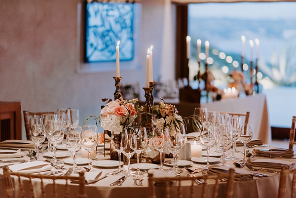 Elegant στολισμός τραπεζιού δεξίωσης με κηροπήγια και λουλούδια