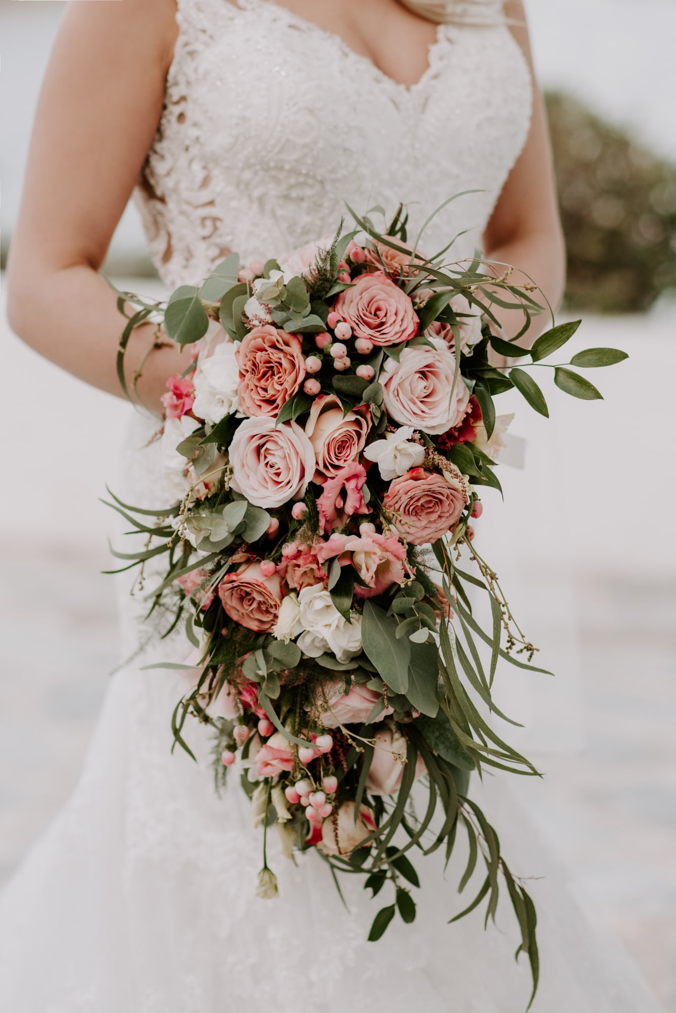 Εντυπωσιακή cascade νυφική ανθοδέσμη σε παστέλ αποχρώσεις