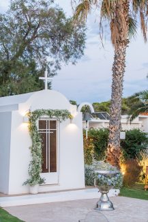 Στολισμός εισόδου εκκλησίας με γιρλάντα λουλουδιών Στολισμός εισόδου εκκλησίας με γιρλάντα λουλουδιών