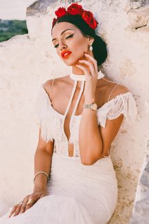 Πρωτότυπη ιδέα στεφάνι από τριαντάφυλλα για τα μαλλιά Πρωτότυπη ιδέα στεφάνι από τριαντάφυλλα για τα μαλλιά