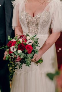 Ασύμμετρη νυφική ανθοδέσμη με κόκκινα τριαντάφυλλα και ντάλιες