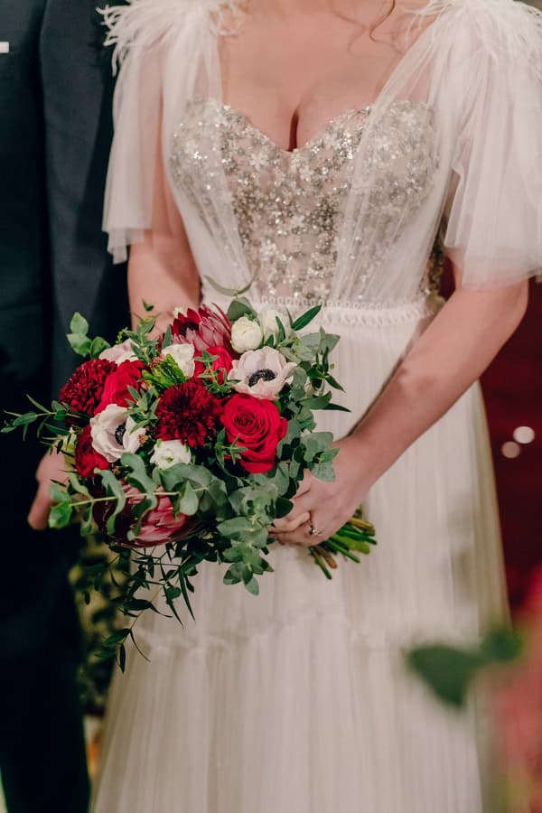 Ασύμμετρη νυφική ανθοδέσμη με κόκκινα τριαντάφυλλα και ντάλιες