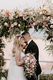 Luxurious half-moon αψίδα διακοσμημένη με ανθοσυνθέσεις σε παστέλ αποχρώσεις