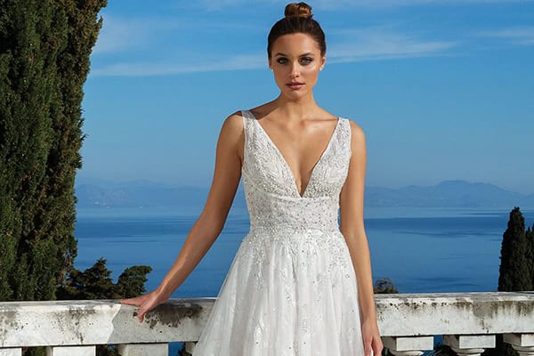 Υπέροχα νυφικά σε άλφα γραμμή για μια μαγευτική νυφική εμφάνιση