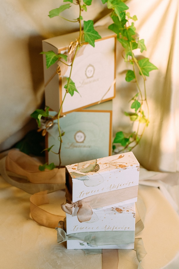 minimal-chic-fall-wedding-athens-white-roses-peonies_03x