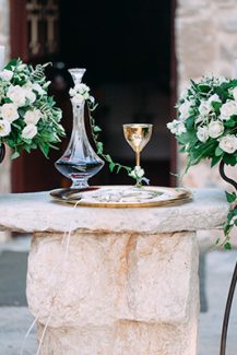 Υπέροχος στολισμός λαμπάδας γάμου με μαύρα stands και κρεμαστά λουλούδια