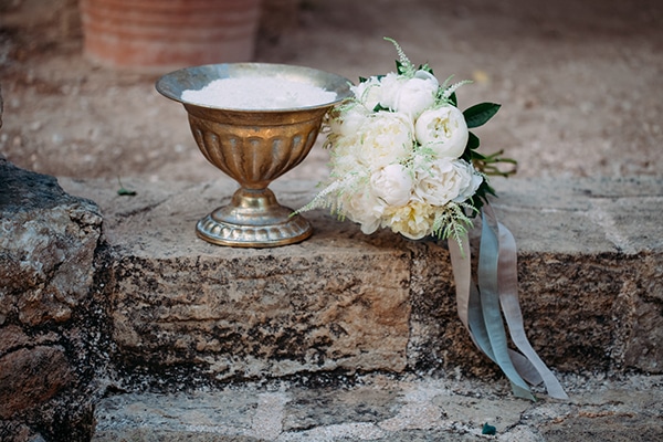 minimal-chic-fall-wedding-athens-white-roses-peonies_06