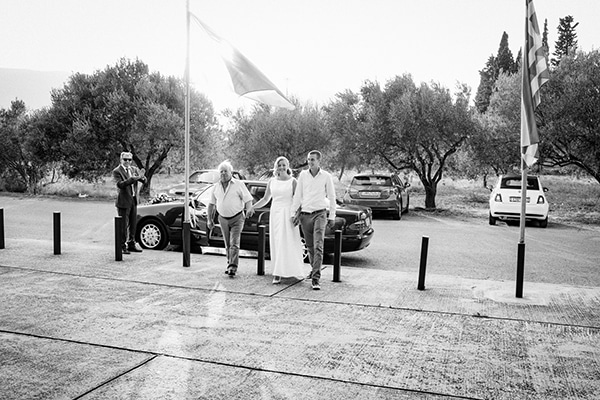 minimal-chic-fall-wedding-athens-white-roses-peonies_08x
