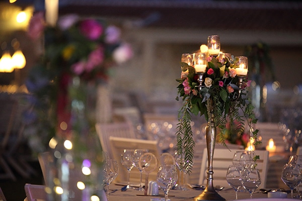 Στολισμός δεξίωσης με centerpieces από ψηλά κηροπήγια και λουλούδια Στολισμός δεξίωσης με centerpieces από ψηλά κηροπήγια και λουλούδια