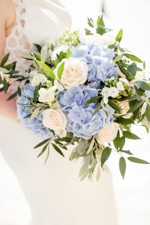 Νυφική ανθοδέσμη με γαλάζιες ορτανσίες Νυφική ανθοδέσμη με γαλάζιες ορτανσίες