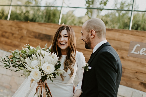 Εντυπωσιακή νυφική ανθοδέσμη με λευκά πρωτέα