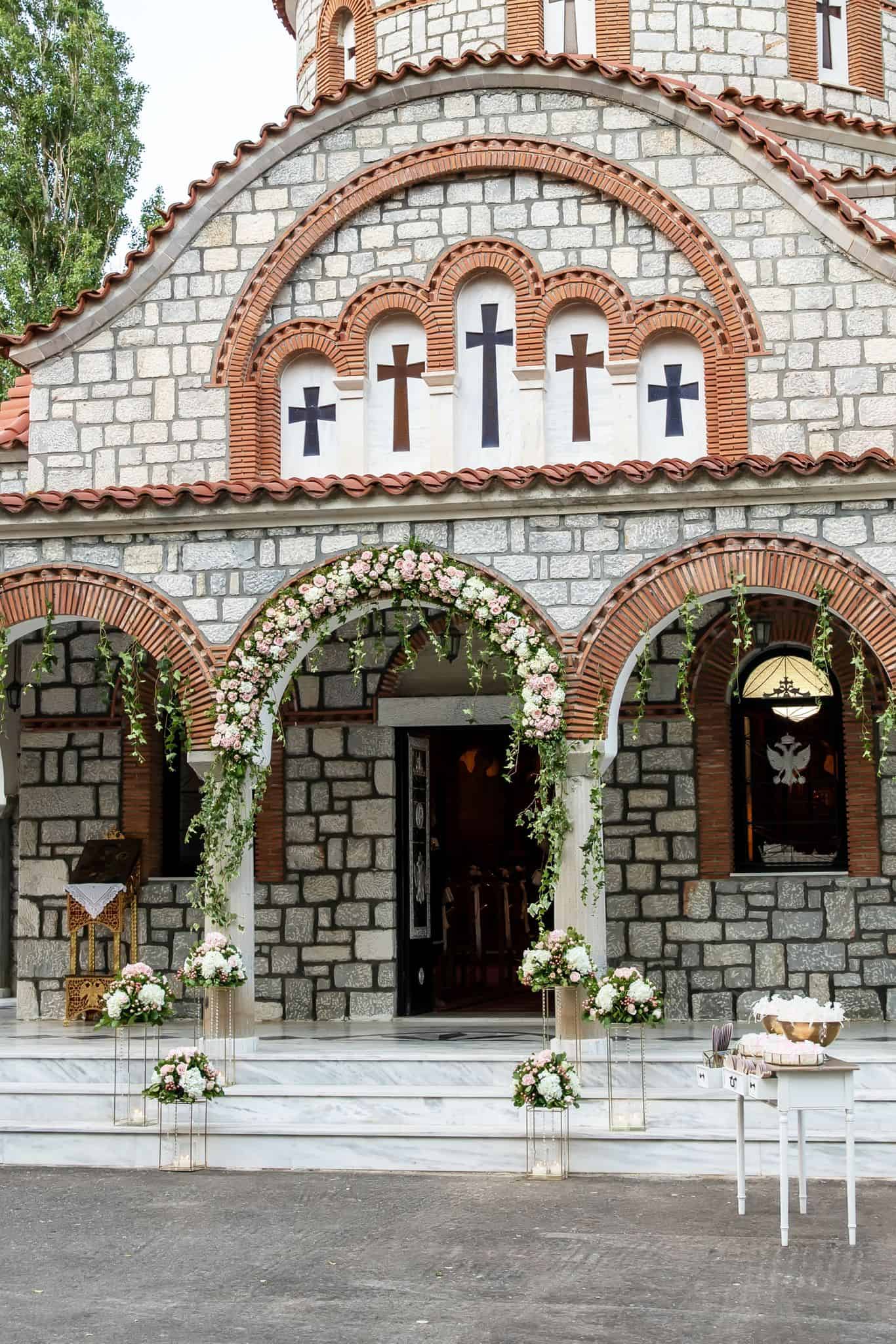 Όμορφος στολισμός εισόδου εκκλησίας με γιρλάντα λουλουδιών Όμορφος στολισμός εισόδου εκκλησίας με γιρλάντα λουλουδιών