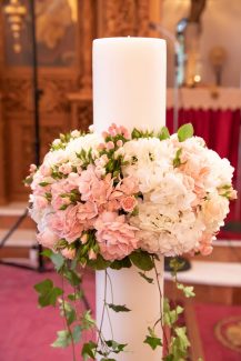 Στολισμός λαμπάδας με υπέροχες ανθοσυνθέσεις από ορτανσίες και τριαντάφυλλα