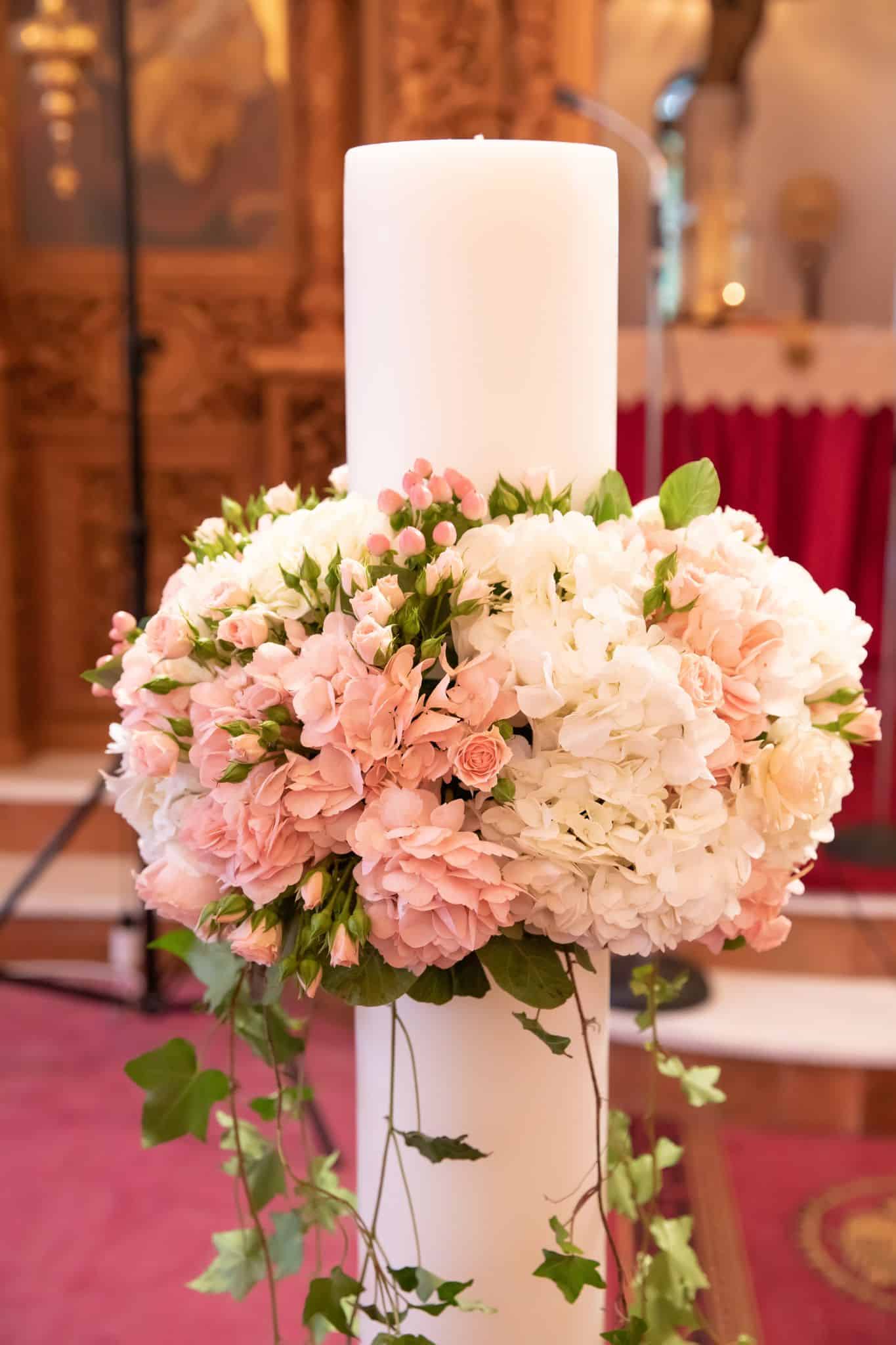 Στολισμός λαμπάδας με υπέροχες ανθοσυνθέσεις από ορτανσίες και τριαντάφυλλα Στολισμός λαμπάδας με υπέροχες ανθοσυνθέσεις από ορτανσίες και τριαντάφυλλα