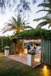 Ρομαντικός στολισμός δεξίωσης γάμου με ανθοστήλες Ρομαντικός στολισμός δεξίωσης γάμου με ανθοστήλες