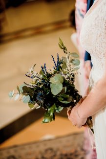 Μικρή νυφική ανθοδέσμη με πολύ πρασινάδα