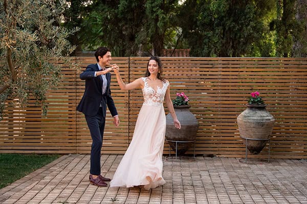 Πανέμορφη φωτογράφιση σε καταπράσινο κτήμα με ρουστίκ πινελιές και ρομαντική ατμόσφαιρα