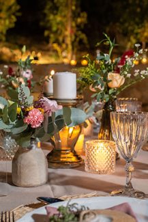 Ρομαντικός στολισμός τραπεζιού δεξίωσης σε δεξίωση γάμου εξωτερικού χώρου