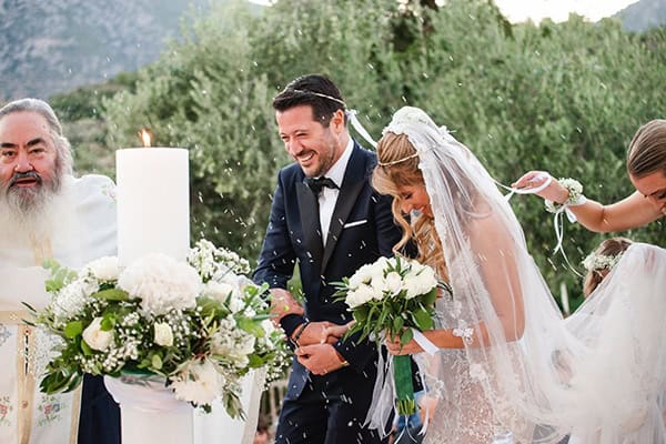 Όμορφος καλοκαιρινός γάμος στην Αθήνα με ρομαντικό ανθοστολισμό │ Μαίρη & Ηρακλής