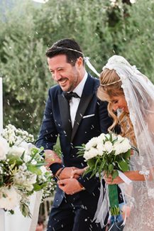 Ρομαντικός στολισμός υπαίθριας τελετής γάμου