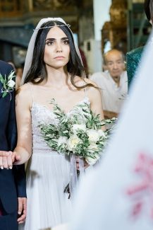 Ρουστίκ νυφική ανθοδέσμη με κλαδιά ελιάς και λευκά τριαντάφυλλα