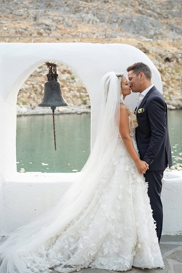 beautiful-summer-wedding-rhodes-olive-leaves-white-flowers_02x