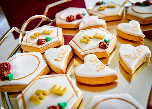 beautiful-winter-wedding-larnaca-burgundy-hues_18