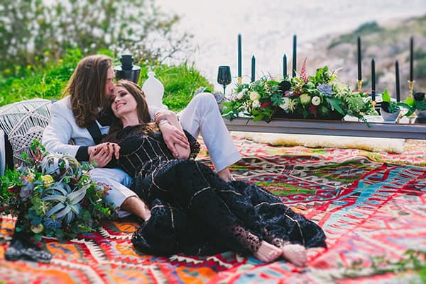 boho-elopement-black-white-setting-macrame-creations_01