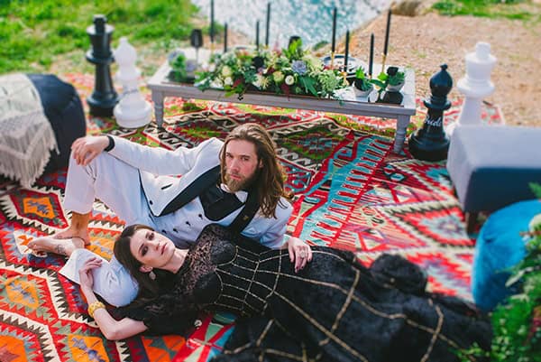 boho-elopement-black-white-setting-macrame-creations_02