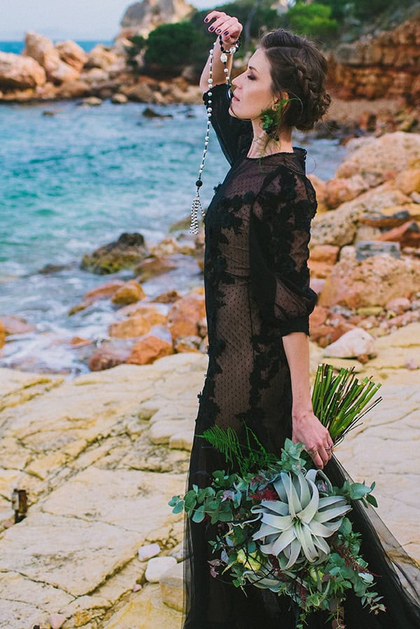 boho-elopement-black-white-setting-macrame-creations_02x