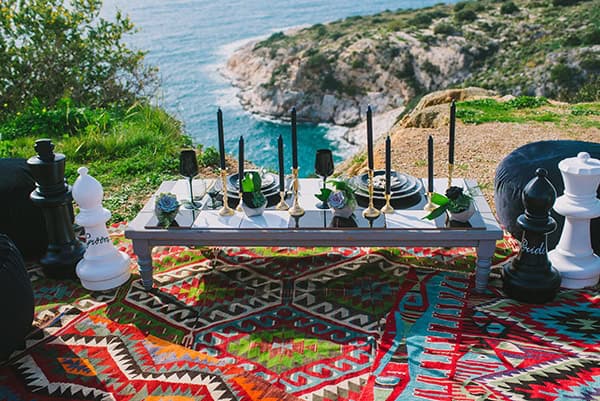 boho-elopement-black-white-setting-macrame-creations_04