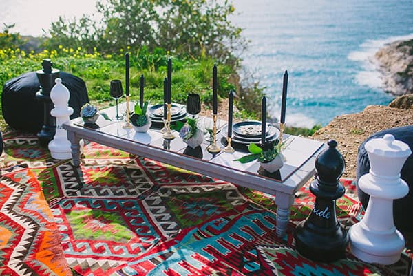boho-elopement-black-white-setting-macrame-creations_04x