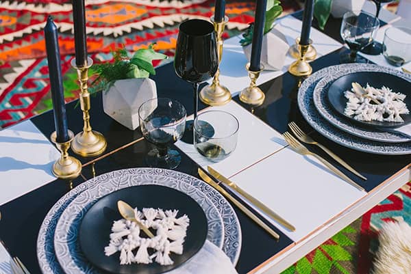 boho-elopement-black-white-setting-macrame-creations_07