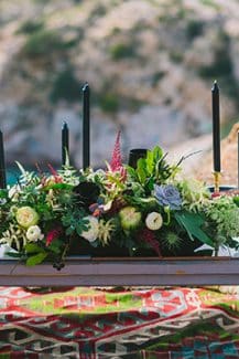 Μοντέρνος στολισμός για γαμήλιο τραπέζι με λεπτομέρειες σε μαύρο χρώμα