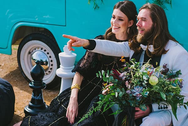boho-elopement-black-white-setting-macrame-creations_13