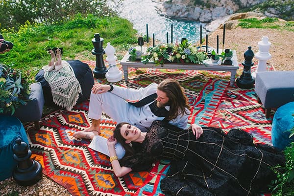 boho-elopement-black-white-setting-macrame-creations_20