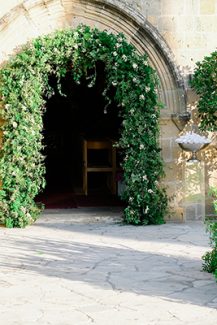 Εντυπωσιακός στολισμός εκκλησίας με αψίδα πρασινάδας