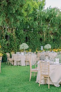 Πανέμορφος ανθοστολισμός με γυψοφύλλη σε δεξίωση εξωτερικού χώρου